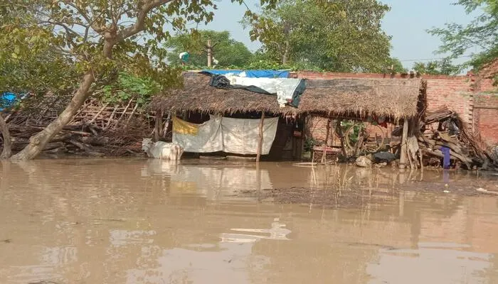 प्रशासन के दावे हुए फेल, तीन हजार घरों में घुसा सरयू नदी का पानी