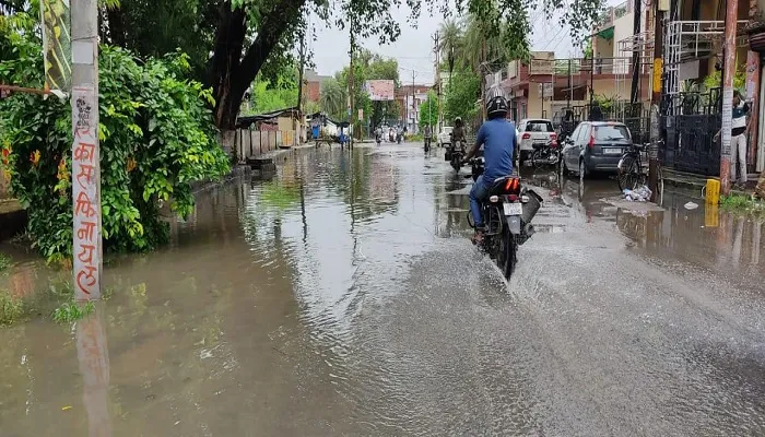 पीलीभीत : बारिश ने खोली नगर पालिका की पोल… कीचड़-जलभराव से उफनाए नाले- मैनहोल