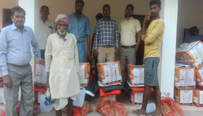 बाराबंकी: बाढ़ का पानी हुआ कम, पीड़ितों को दी गई राहत सामग्री किट