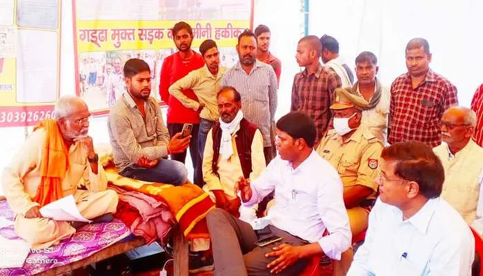 रायबरेली: सड़क निर्माण को लेकर चल रही भूख हड़ताल खत्म कराने में नाकाम रहा प्रशासन