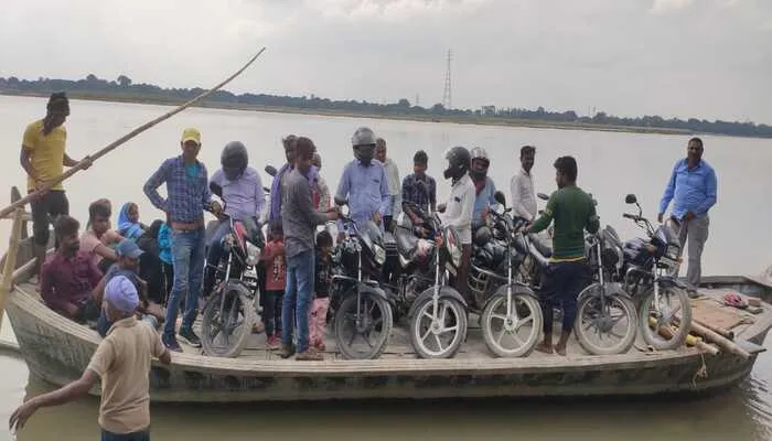 पैसों के लिए कई जिंदगियों को खतरे में डाल रहे मांझी, जानें कैसे…