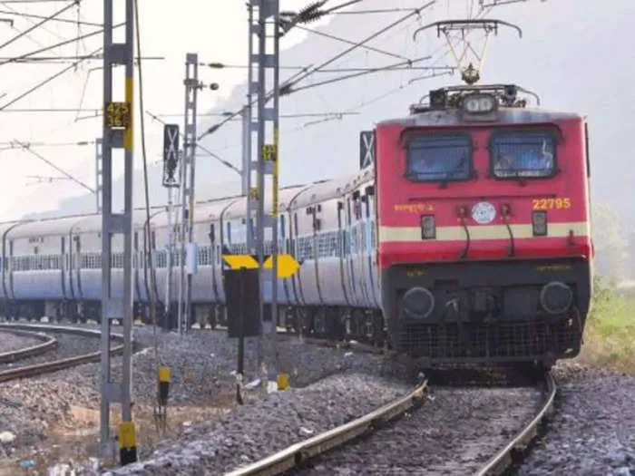 एक ही दिन में रेल मंत्रालय ने वापस लिया आईआरसीटीसी सुविधा शुल्क साझा करने से जुड़ा फैसला, जानें क्या रही वजह