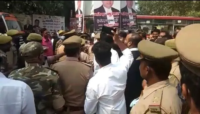 वकील हत्याकांड: अधिवक्ताओं ने किया जोरदार प्रदर्शन, मुख्यमंत्री का जलाया पुतला