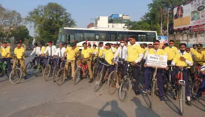 लखनऊ: विश्व पोलियो दिवस पर निकाली गई जन जागरूकता साइकिल रैली