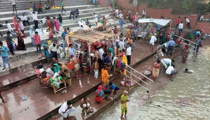 रायबरेली: शरद पूर्णिमा पर श्रद्धालुओं ने लगाई गंगा में डुबकी