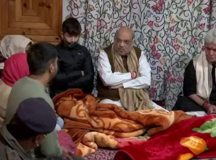 जम्मू कश्मीर: शहीद पुलिसकर्मी के परिवार से मिले अमित शाह, पत्नी फातिमा अख्तर को दी सरकारी नौकरी