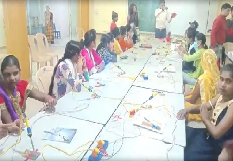 शाहजहांपुर में लगा शिविर, महिलाओं-युवतियों ने सीखा झालरें और एलईडी बल्ब बनाने का हुनर