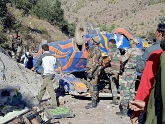 जम्मू-कश्मीर: डोडा में बस के खाई में गिरने से 8 की मौत, 12 घायल
