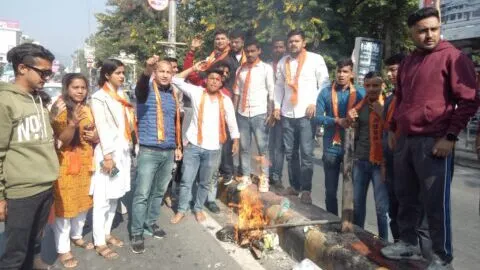 हल्द्वानी: छात्रसंघ चुनाव कराने की मांग को लेकर सड़क पर उतरे छात्र, कुलपति का पुतला फूंका