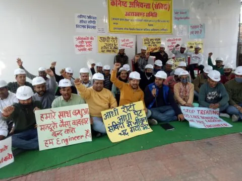 हल्द्वानी: हेलमेट पहनकर धरने पर बैठे इंजीनियर, स्थायी नियुक्ति की मांग को प्रदर्शन