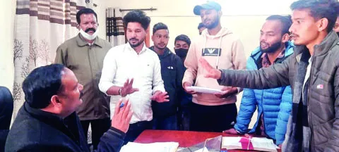 नैनीताल: छात्रसंघ चुनाव कराने की मांग, छात्रों ने कुलसचिव को घेरा