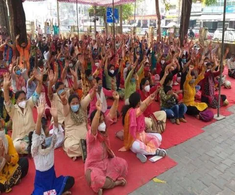 हल्द्वानी: मुख्यमंत्री थपथपा रहे थे पीठ, उधर कर्मचारी दे रहे थे धरना