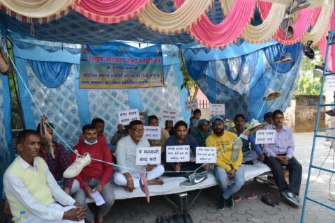 हल्द्वानी: खून से लिखा मेयर को खत, सफाई कर्मचारियों ने अनशन स्थल पर रखे जूते चप्पल