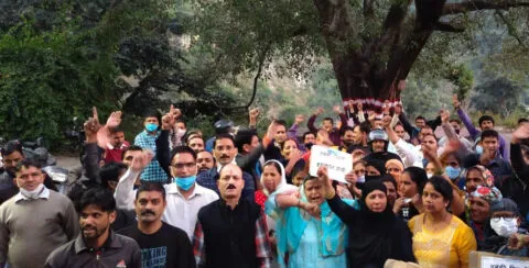 हल्द्वानी: उपनल कर्मचारियों ने चित्रशिला घाट पर मनाई दिवाली, सरकार के खिलाफ जमकर की नारेबाजी