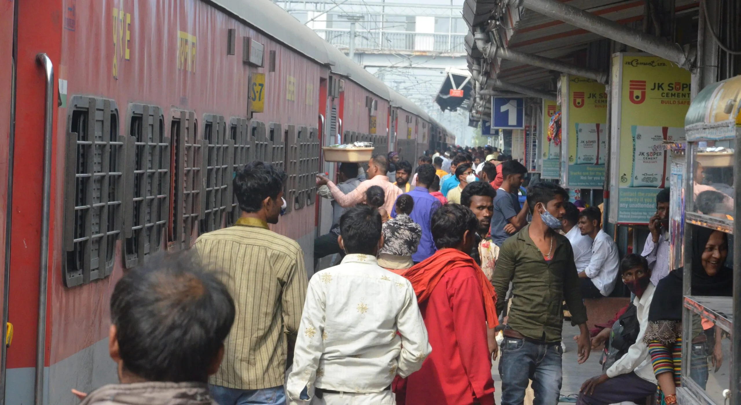 बरेली: अतिरिक्त कोच लगाने के बाद भी कई ट्रेनों में लंबी वेटिंग