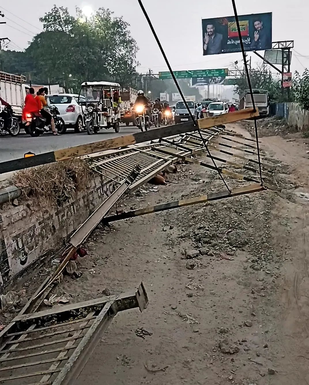 बरेली: दूल्हे मियां की मजार के पास पुल की टूटी रेलिंग से हादसे का खतरा
