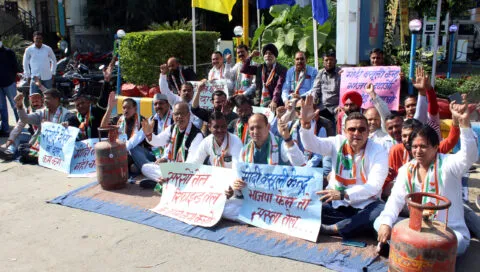 हल्द्वानी: पेट्रोल पंप पर धरने पर बैठे कांग्रेसी, पेट्रोल-डीजल 70 रुपए प्रति लीटर करने की मांग