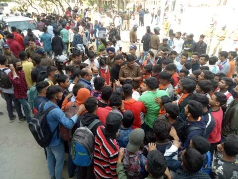 हल्द्वानी: एडमिशन के लिए एमबीपीजी कॉलेज में प्रदर्शन, पुलिस से भिड़े छात्र