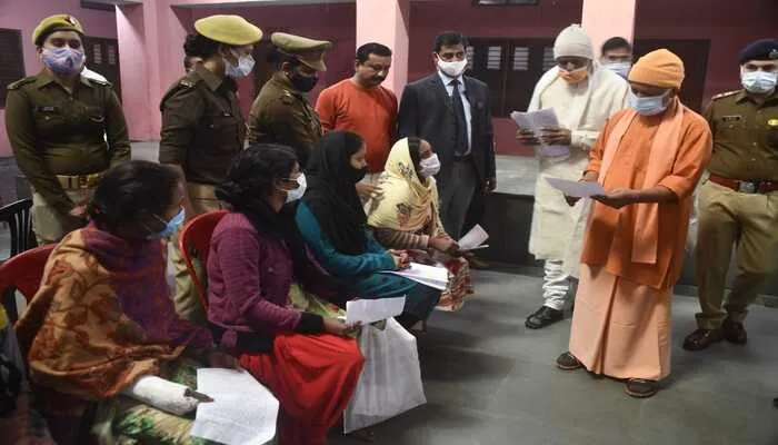 पात्रता के अनुसार हर किसी को योजनाओं का लाभ दिलाना सुनिश्चित करें अधिकारी: सीएम योगी
