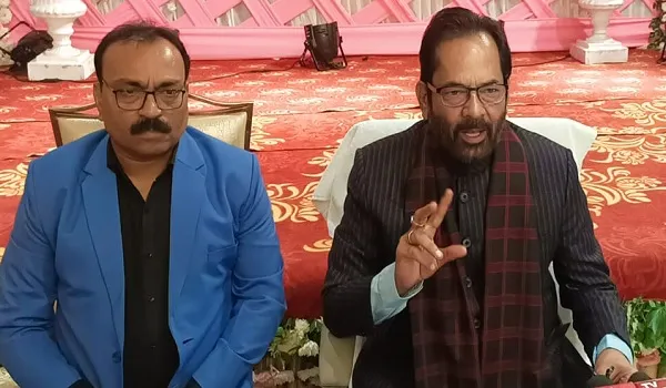 पाकिस्तान की इबादतगाहों में होते हैं बम धमाके : नकवी