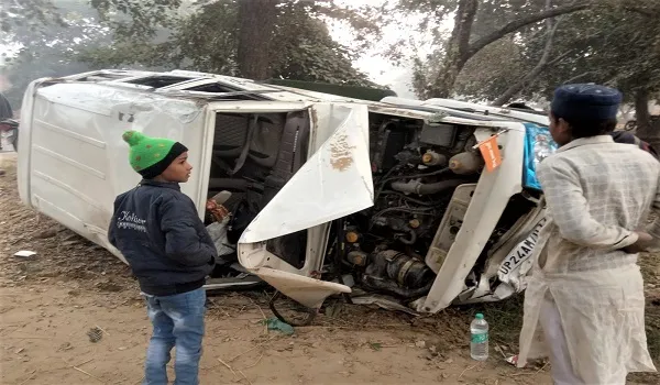 संभल : कार ने जुगाड़ को मारी टक्कर, सब्जी विक्रेता की मौत