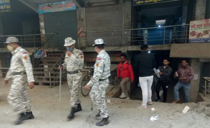 बरेली: टैक्स विभाग की टीमों ने कई दुकानों को किया सील