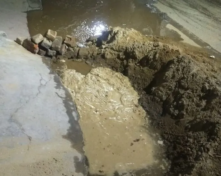 बरेली: राजेंद्रनगर में फिर फटी पाइप लाइन, सैकड़ों लीटर पानी बर्बाद