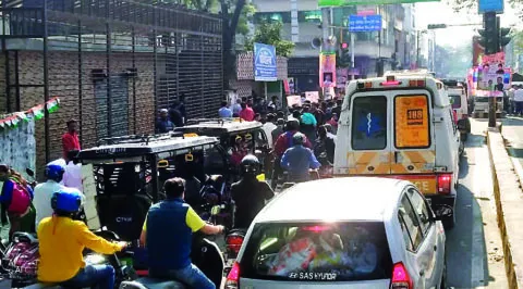 हल्द्वानी: कांग्रेसी ढोल के शोर में दबा एंबुलेंस का सायरन