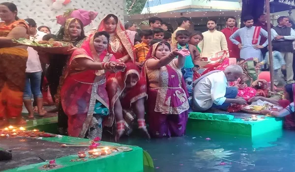 रामपुर : घाटों पर अस्ताचलगामी सूर्य को दिया पहला अर्घ्य
