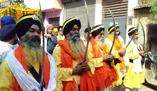 रामपुर : गुरु नानकदेव के प्रकाशोत्सव पर निकला नगर कीर्तन