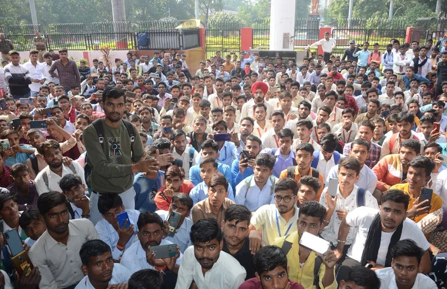 बरेली: फेल छात्रों का यूनिवर्सिटी में हंगामा, सुरक्षाकर्मी को दौड़ाया