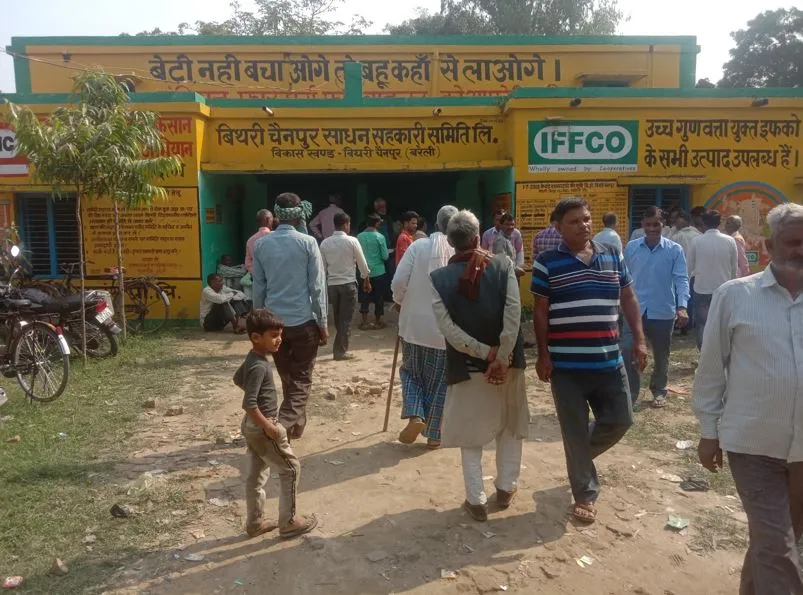 बरेली: सरकारी दावों में खाद भरपूर, फिर भी किसानों से दूर