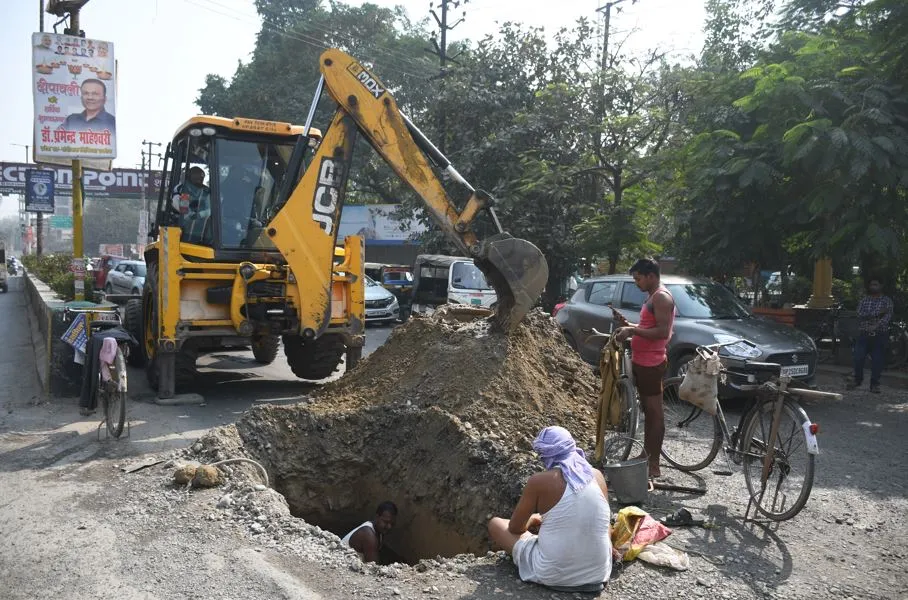 बरेली: कई सड़कें खराब तो कहीं पाइप लाइन टूटने से दिक्कत