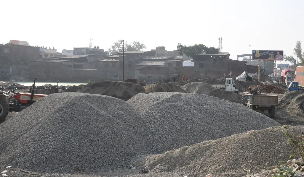 बरेली: रेलवे की जमीन पर फिर डंप होने लगा रेता बजरी