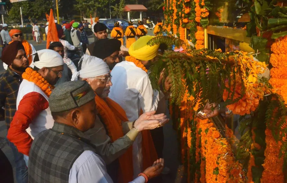 बरेली: श्री गुरुनानक देव के प्रकाशोत्सव पर धूमधाम से निकला नगर कीर्तन
