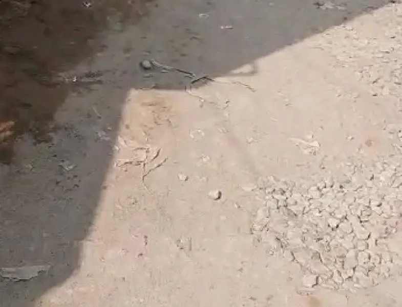 बरेली: दो महीने पहले सड़क खोदकर भाग गया ठेकेदार