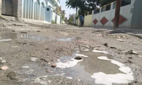 हल्द्वानी: शहर में जिधर निकलो उधर हैं सड़कों में गड्ढे