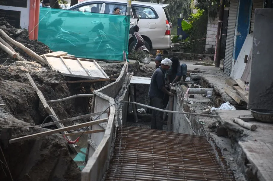 बरेली: निर्माण कार्यों में जनसुरक्षा भूले ठेकेदार, हो सकता है हादसा