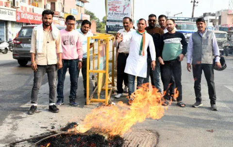 हल्द्वानी: कांग्रेसियों ने अभिनेत्री कंगना रनौत का पुतला फूंका, फांसी देने की मांग