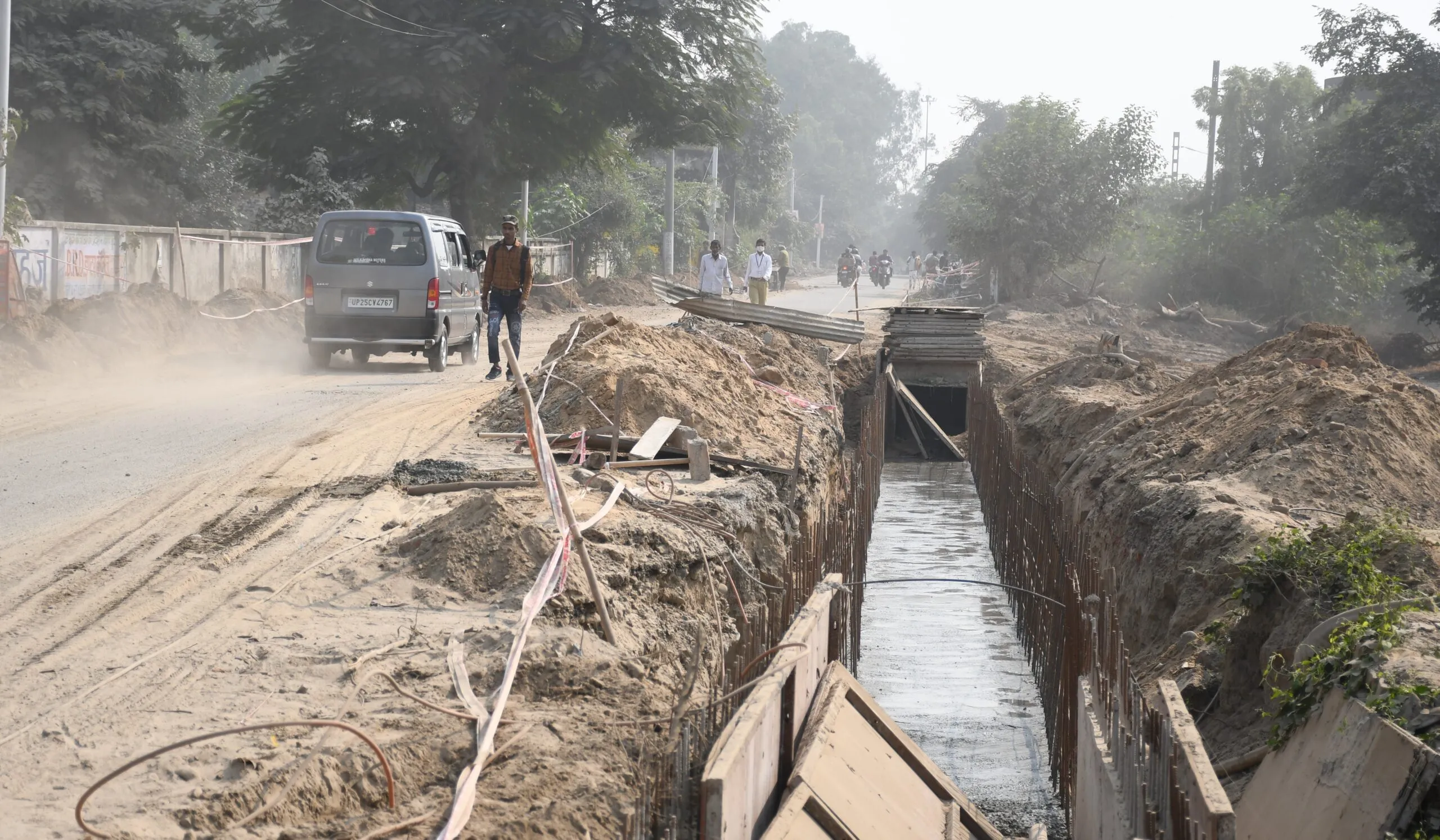 बरेली: सुरक्षा से खिलवाड़, बैरिकेडिंग के बगैर बना रहे नाला
