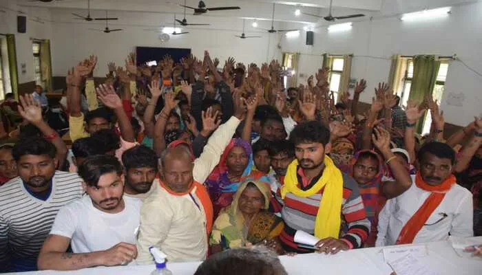 अयोध्या: कच्ची शराब के खिलाफ ग्रामीणों का तहसील दिवस पर प्रदर्शन