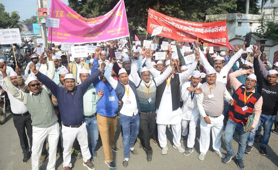 बरेली: पुरानी पेंशन बहाली को लेकर सफाई कर्मियों ने भरी हुंकार