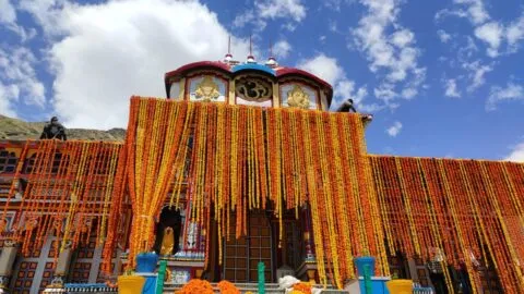 देहरादून: आदि गुरु शंकराचार्य की पवित्र गद्दी पहुंची श्री नृसिंह मंदिर,  फूलवर्षा से स्वागत
