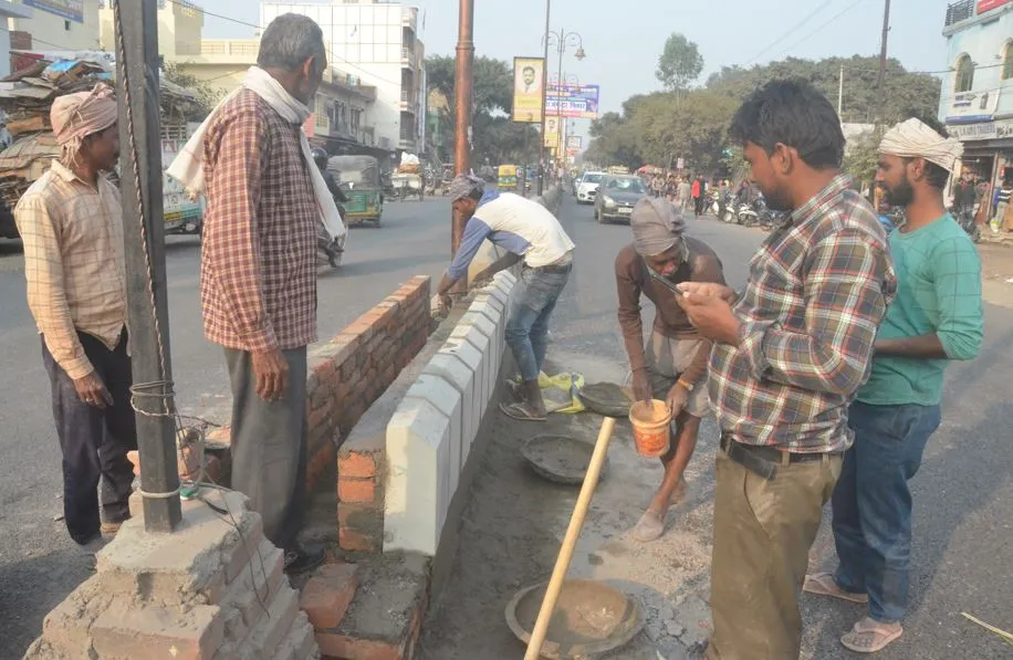 बरेली: हॉटमिक्स रोड पहले बिछा दी, अब बना रहे डिवाइडर