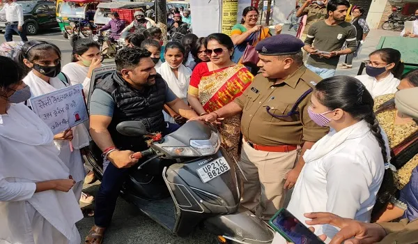 मुरादाबाद : एसपी ट्रैफिक के साथ छात्राओं ने पीलीकोठी पर चलाया वाहन चेंकिंग अभियान, 20 चालान