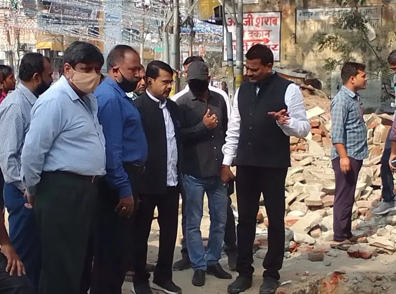 बरेली: खुदाई का विरोध कर रहे दुकानदारों से भिड़े ठेकेदार के लोग