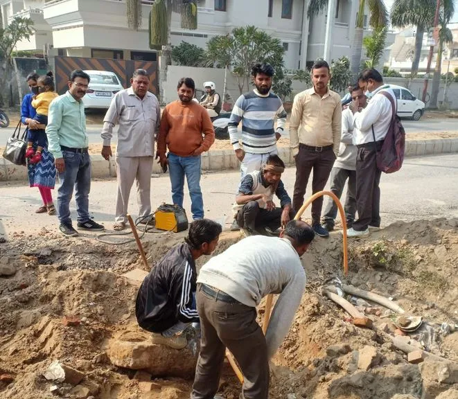 बरेली: एक ओर सड़क निर्माण, दूसरी तरफ तोड़ रहे सीवर लाइन