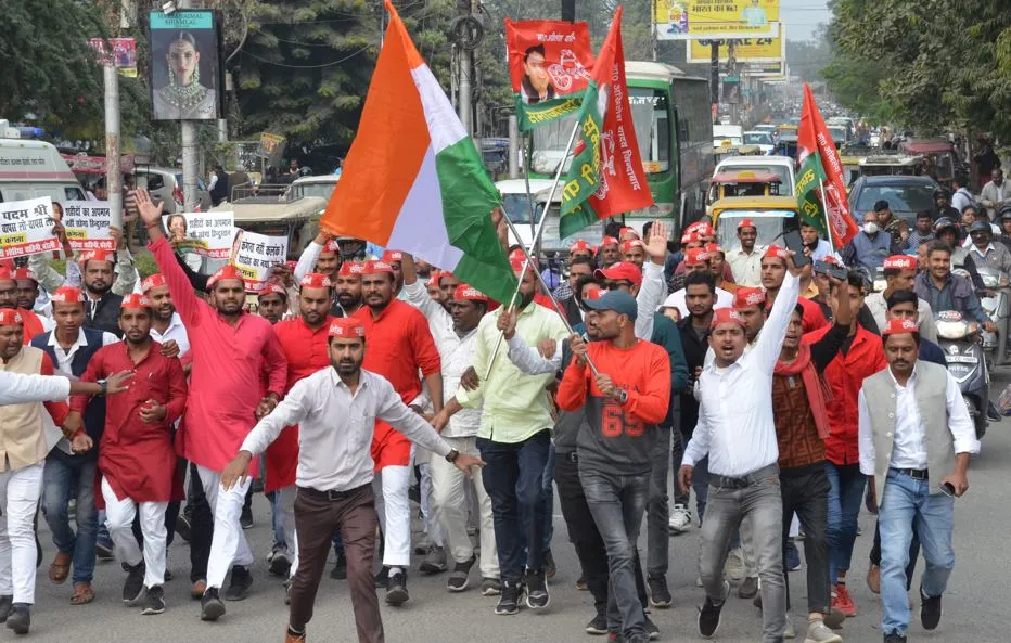 बरेली: पद्मश्री वापस लो, शहीदों का अपमान नहीं सहेगा हिंदुस्तान