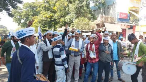 हल्द्वानी: कृषि कानूनों की वापसी पर ढोल बजाकर झूमे आम आदमी पार्टी के कार्यकर्ता