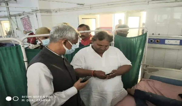 डिवाइडर से टकराकर दूसरी कार पर गिरी डॉक्टर की गाड़ी, 5 लोग घायल